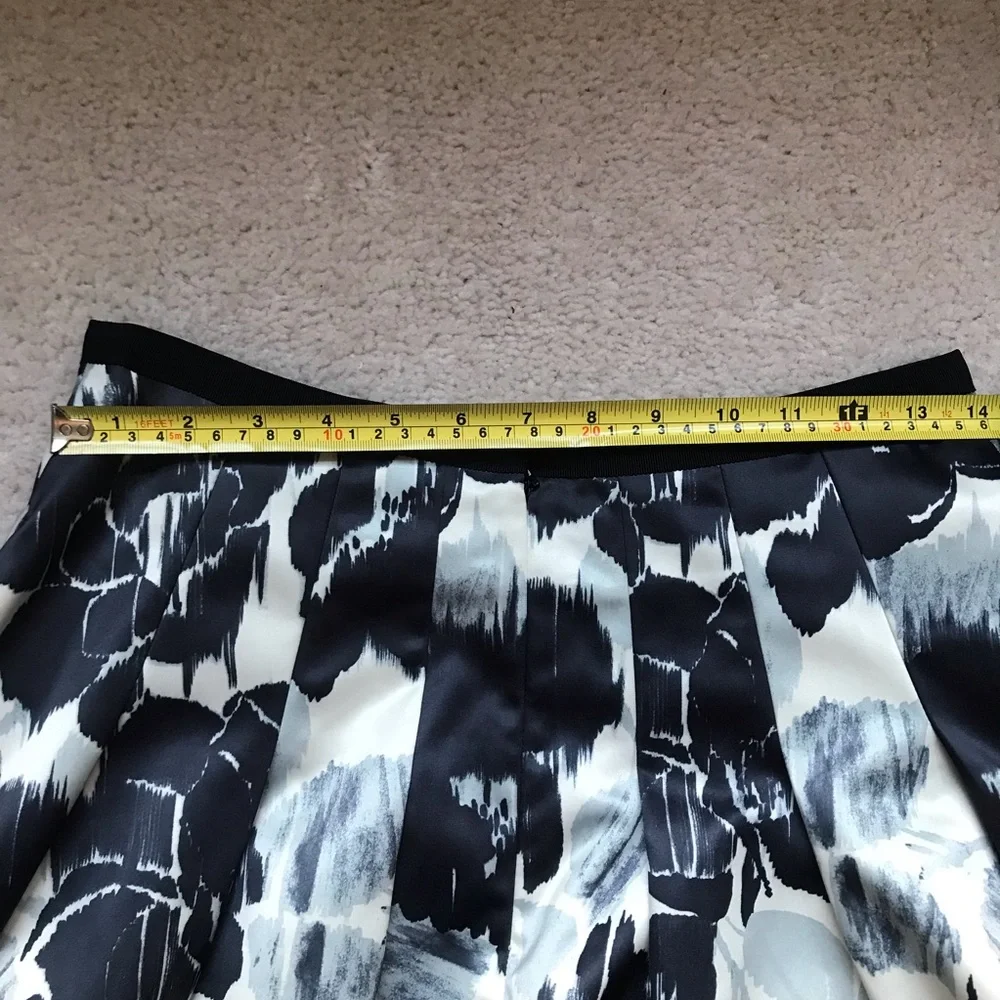 LIKE NEW! The Limited Sz 2 Skirt Grey Black Floral Pleated Flare A-Line …